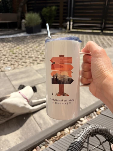 Tumbler 480 ml z uszkiem i słomką nadrukiem motywacyjnym. Kubek z drogowskazem, po prostu idź!